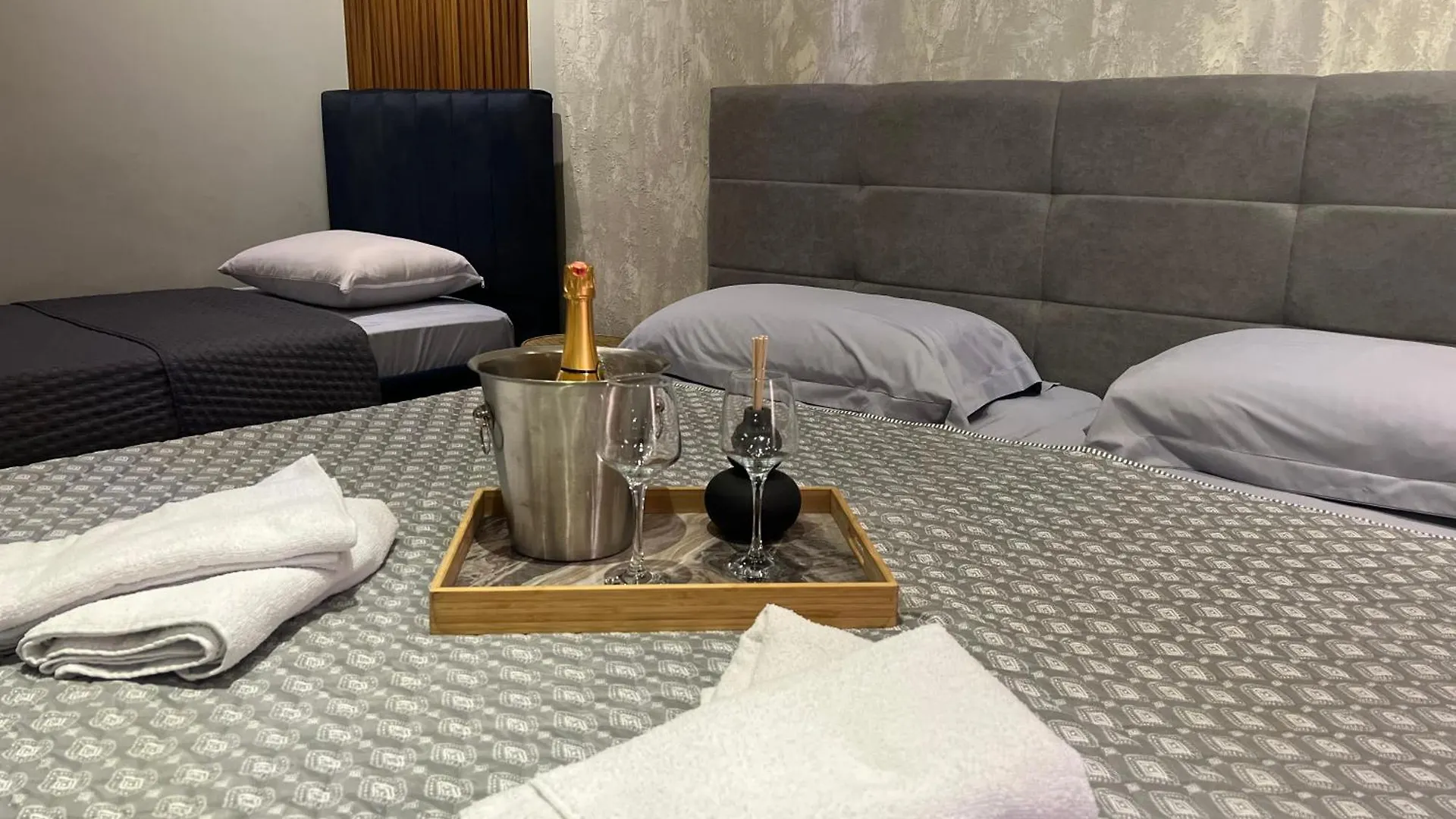 Tirana Blloku Apartment 0*,  אלבניה